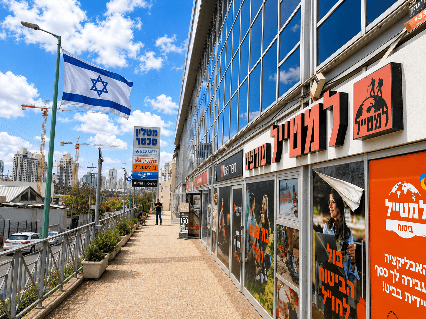 רחוב קרית מטלון עם חנויות ושירותים בסביבה
